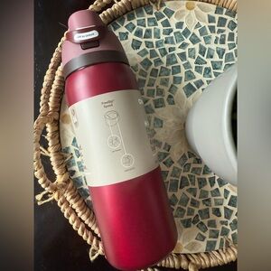Owala POINSETTIA 32oz FreeSip Tumbler